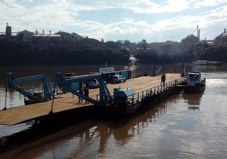 Balsa Deusa Jacuí iniciou nesta sexta-feira, transporte de veículos pesados no Rio Jacuí