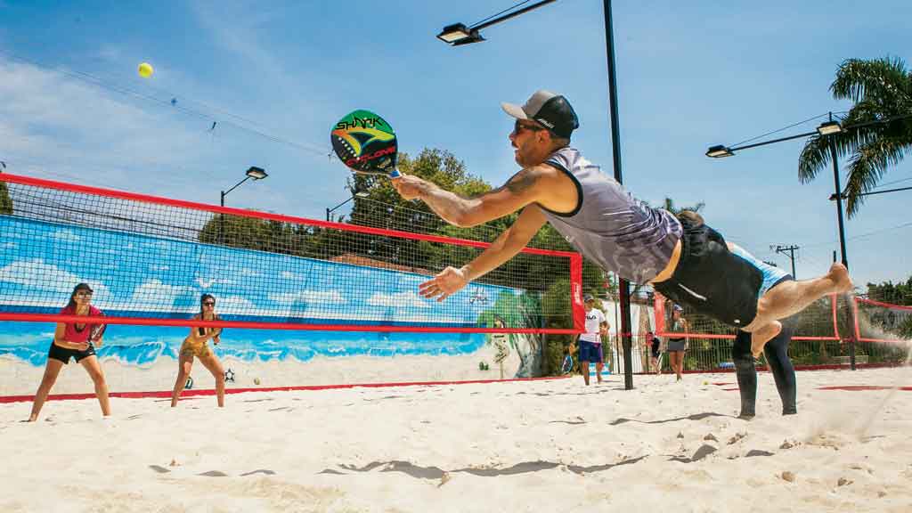 Beach tennis vira febre na cidade de São Paulo, onde quadras de areia se espalham por toda a cidade