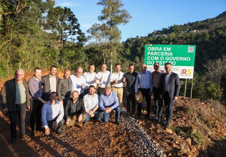 Leite vistoria obras de pavimentação do Vale Aurora e reforma da Fundaparque, em Bento Gonçalves